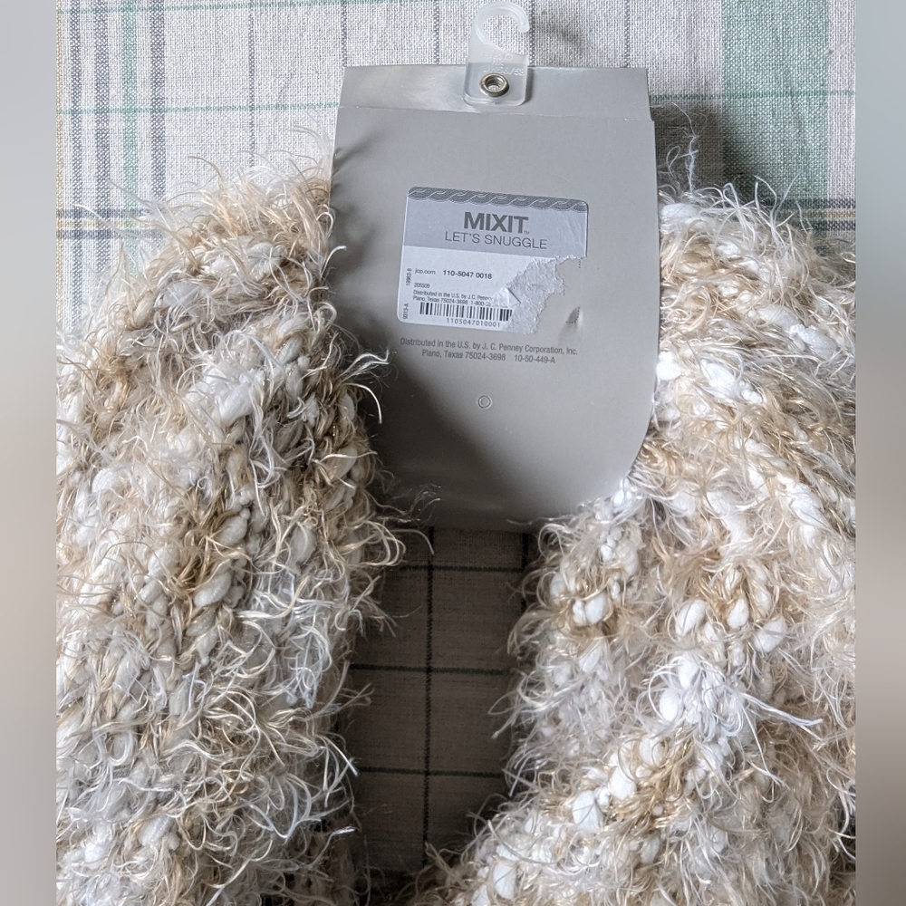 NWT -Mixit Fuzzy Infinity Scarf - Picture 3 of 4